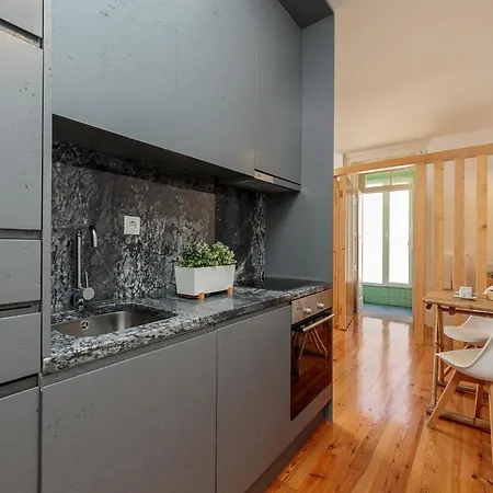 Modern With Essential Amenities Porto