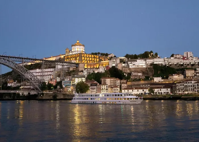 Modern With Essential Amenities Porto