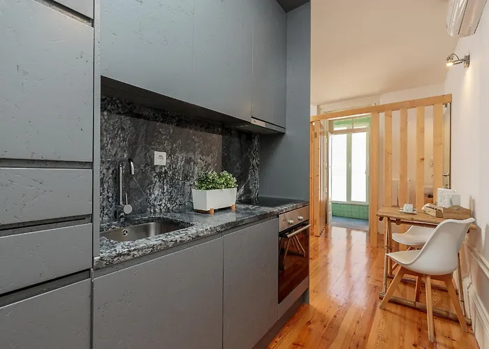 Modern With Essential Amenities Porto